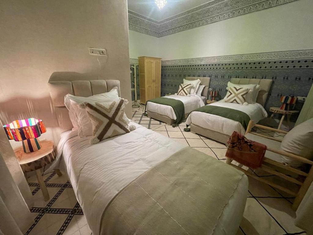 Postel nebo postele na pokoji v ubytování Riad Dar Lamia