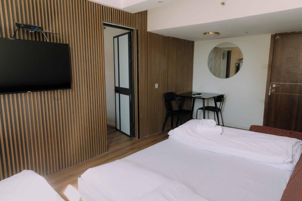 TV a/nebo společenská místnost v ubytování Rich Boutique Hotel
