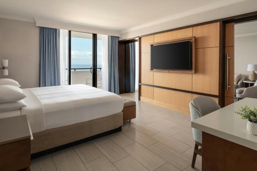 Postel nebo postele na pokoji v ubytování Fort Lauderdale Marriott Harbor Beach Resort & Spa