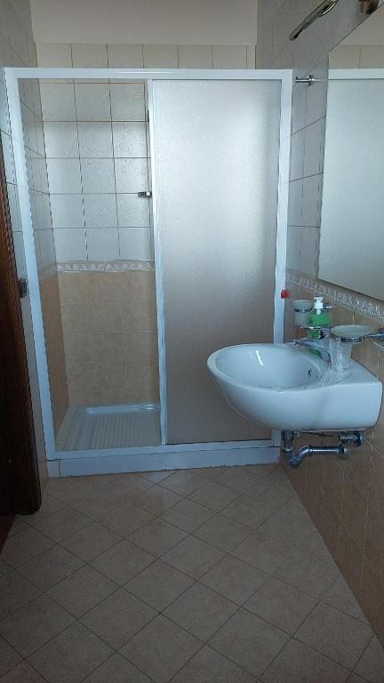 A bathroom at Uliveto Garden