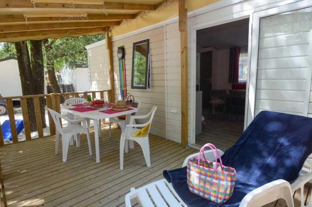 Photo de la galerie de l'établissement Camping 4 étoiles - Parc aquatique - ccb0dfc, à Hyères 50 autres photos