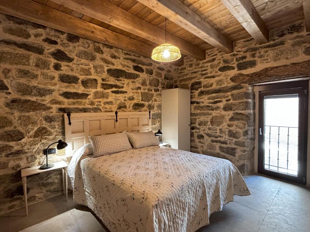 Ένα ή περισσότερα κρεβάτια σε δωμάτιο στο Casas Rurales Los Geijos