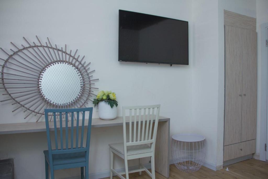 TV a/nebo společenská místnost v ubytování Rich Boutique Hotel