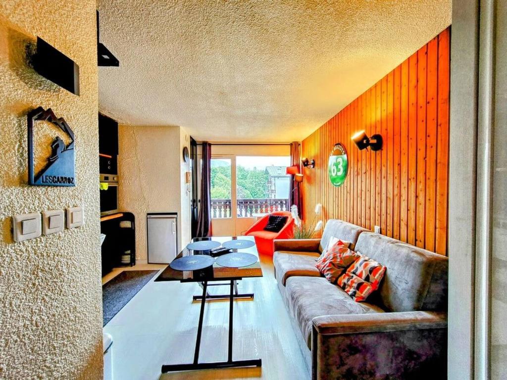 un salon avec un canapé et une table dans l'établissement Mazots - Séjour aux Carroz, aux Carroz d'Arâches