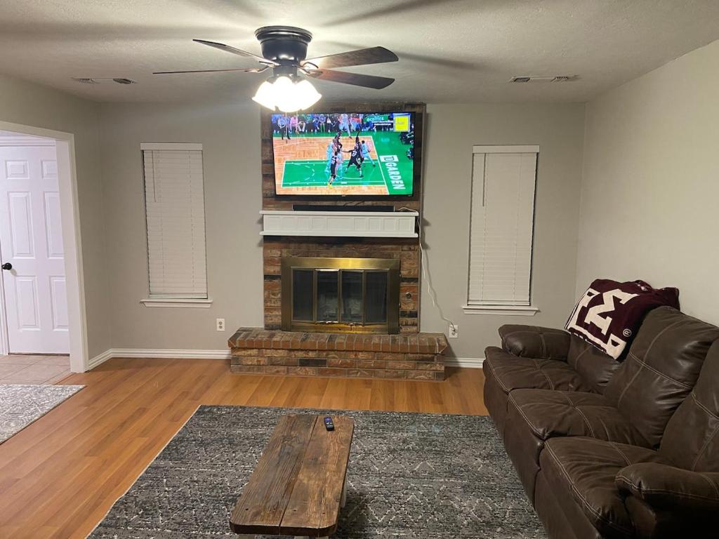 ein Wohnzimmer mit Couch und Flachbildfernseher in der Unterkunft Cozy 3 Bedroom Home in Quiet Neighborhood in Amarillo