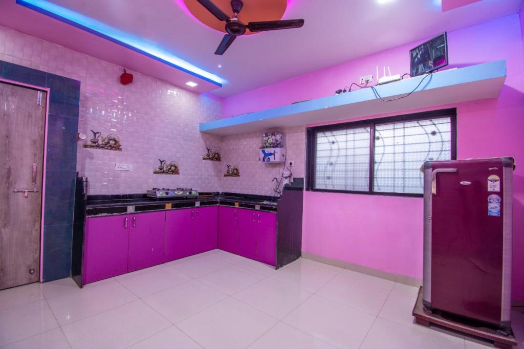 Kuchyň nebo kuchyňský kout v ubytování EMPYREAN STAY II 4BHK II CHARLIE VILLA II AC II BIG POOL Il
