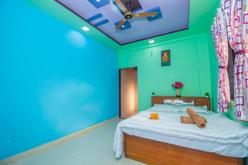 Postel nebo postele na pokoji v ubytování EMPYREAN STAY II 4BHK II CHARLIE VILLA II AC II BIG POOL Il