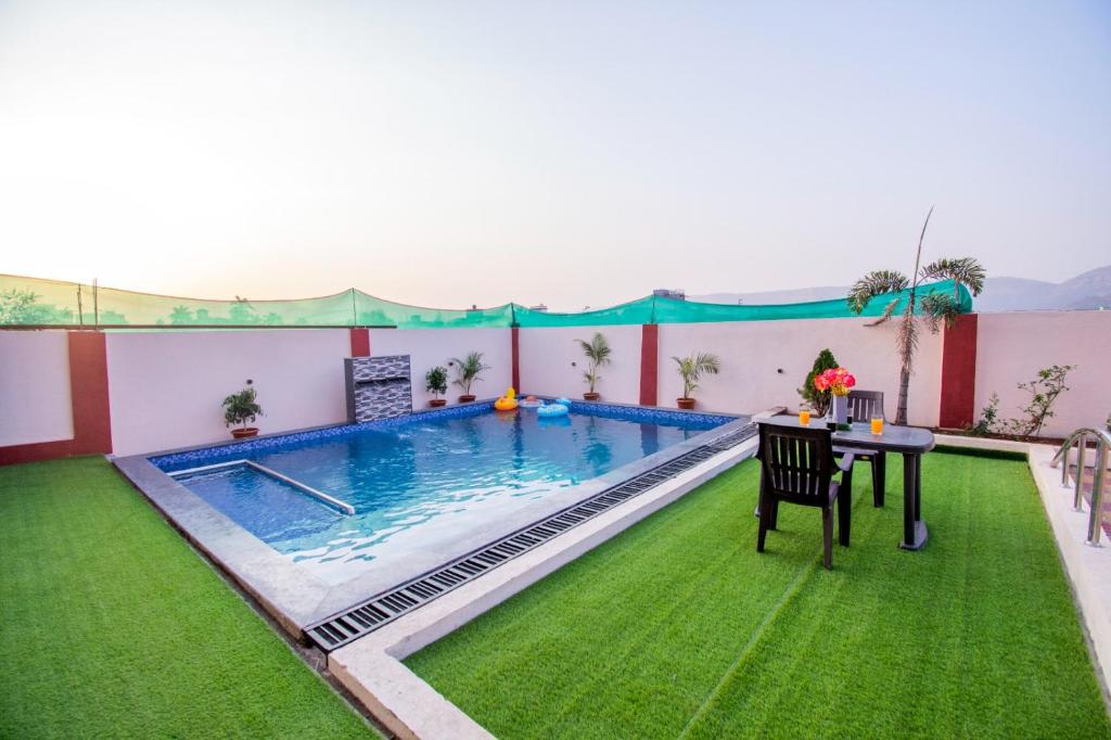 Bazén v ubytování EMPYREAN STAY II 4BHK II CHARLIE VILLA II AC II BIG POOL Il nebo v jeho okolí
