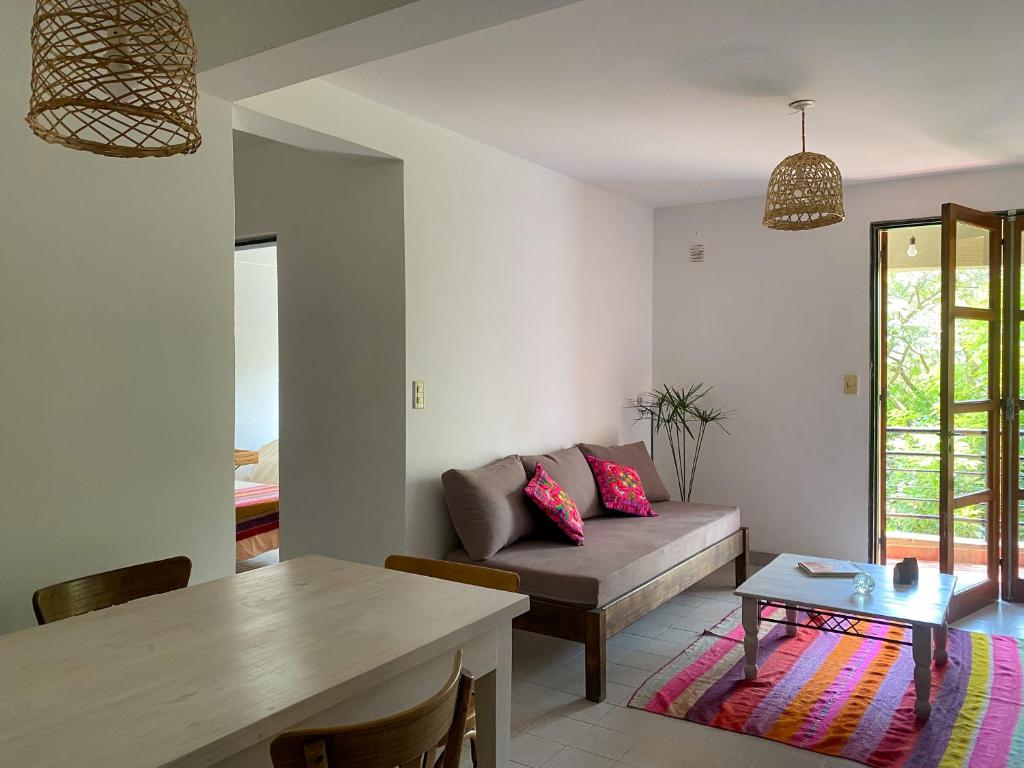 a living room with a couch and a table at Ideal para compartir en familia o con amigos in San Salvador de Jujuy