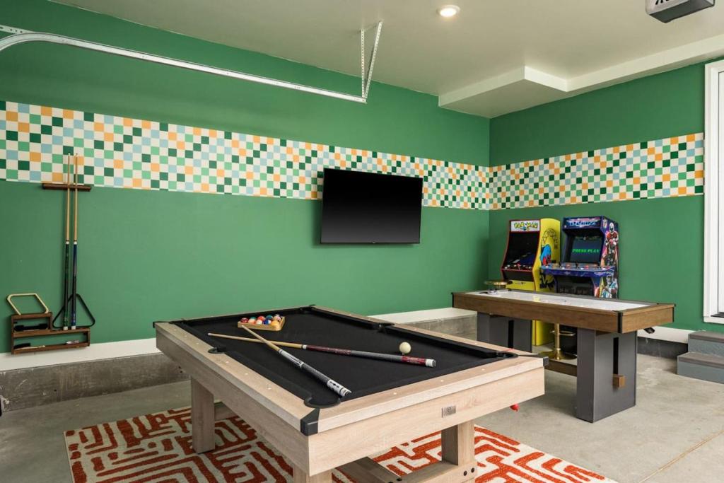 Visual Reference: Hot Tub With Rooftop A Game Room And5 Bathrooms Denvera