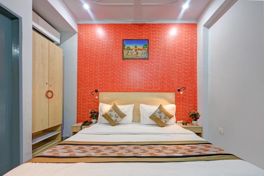 Postel nebo postele na pokoji v ubytování Royal Spark Inn1 - Medicity Gurugram, Near Medanta Hospital