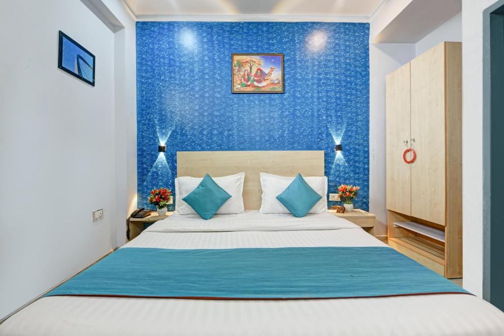 Postel nebo postele na pokoji v ubytování Royal Spark Inn1 - Medicity Gurugram, Near Medanta Hospital