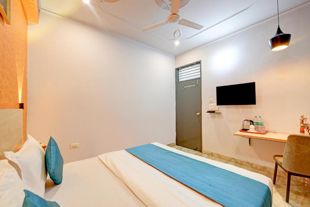 Postel nebo postele na pokoji v ubytování Royal Spark Inn1 - Medicity Gurugram, Near Medanta Hospital