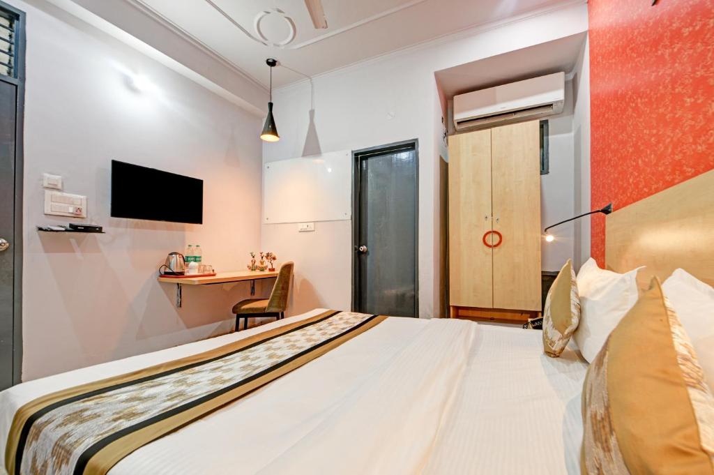 Postel nebo postele na pokoji v ubytování Royal Spark Inn1 - Medicity Gurugram, Near Medanta Hospital