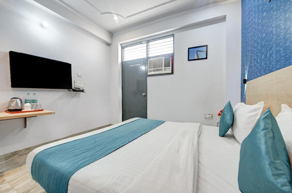 Postel nebo postele na pokoji v ubytování Royal Spark Inn1 - Medicity Gurugram, Near Medanta Hospital