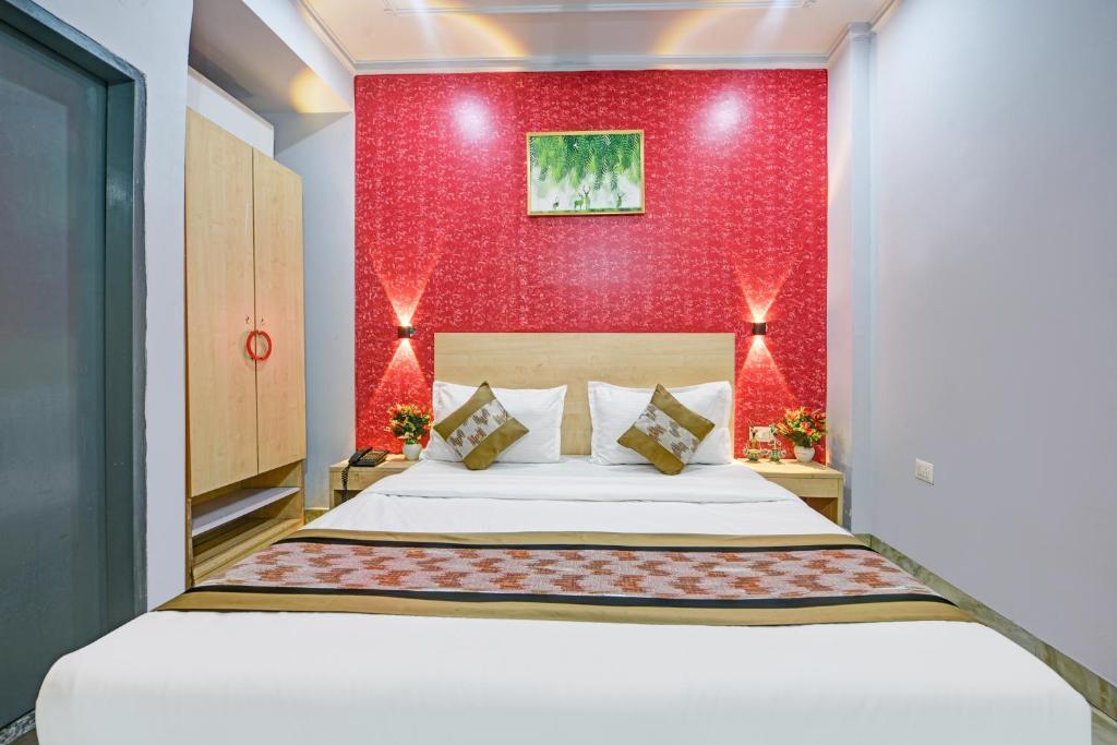 Postel nebo postele na pokoji v ubytování Royal Spark Inn1 - Medicity Gurugram, Near Medanta Hospital