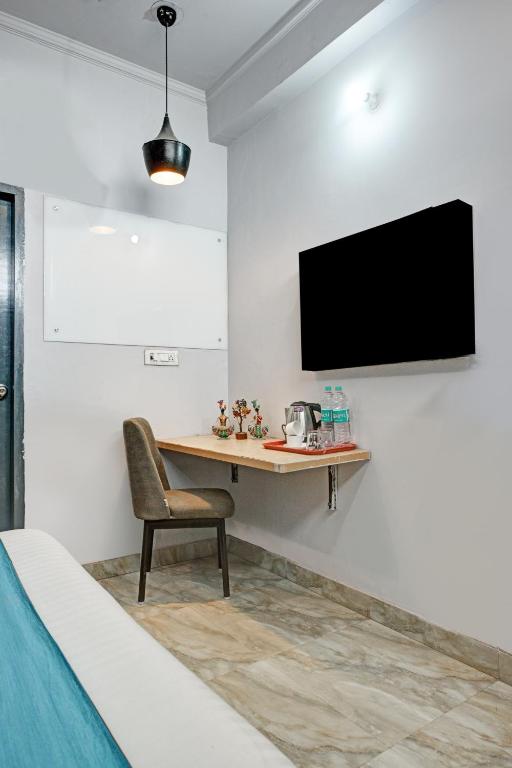 TV a/nebo společenská místnost v ubytování Royal Spark Inn1 - Medicity Gurugram, Near Medanta Hospital