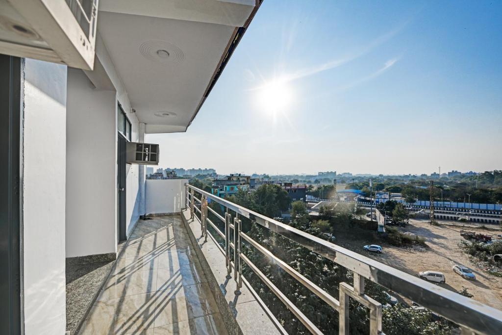 Balkón nebo terasa v ubytování Royal Spark Inn1 - Medicity Gurugram, Near Medanta Hospital