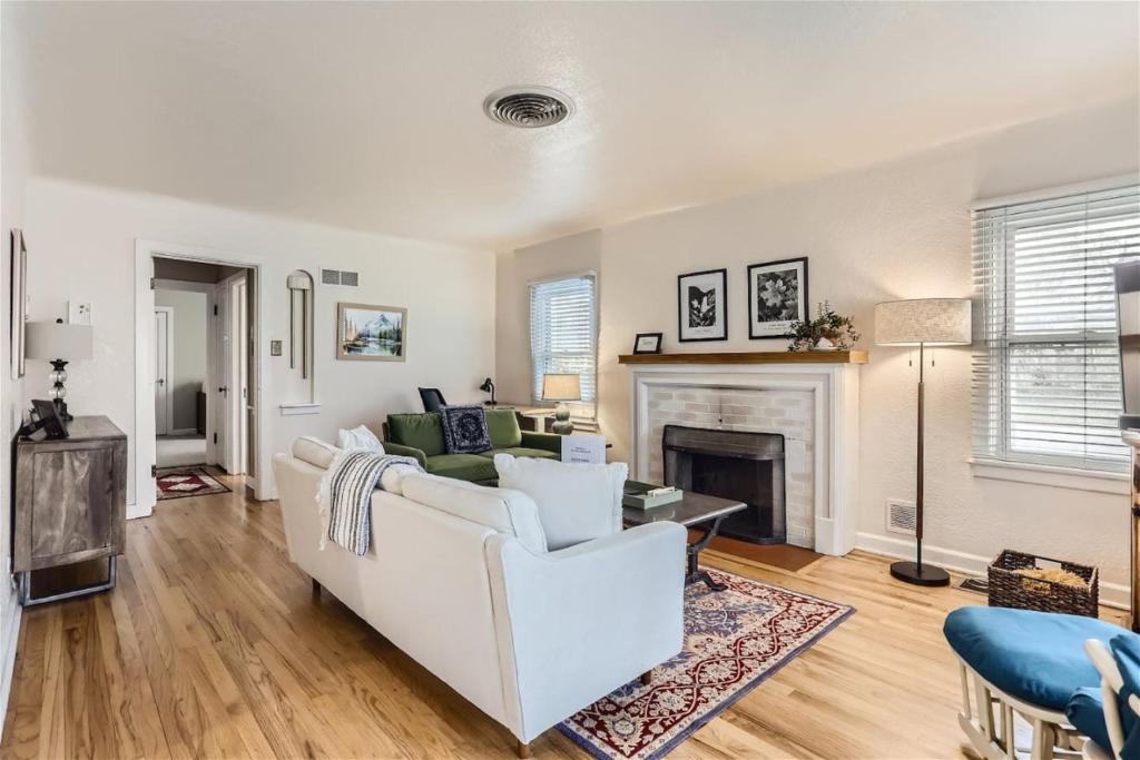 Χώρος καθιστικού στο Cozy Duplex near Hospitals and Cherry Creek in Denver