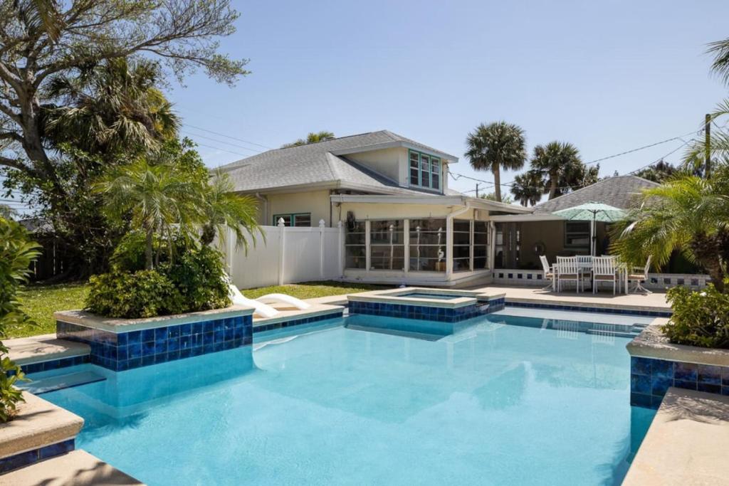 Πισίνα στο ή κοντά στο 3 Units Sleeps 17 Pool Pickleball Beaches