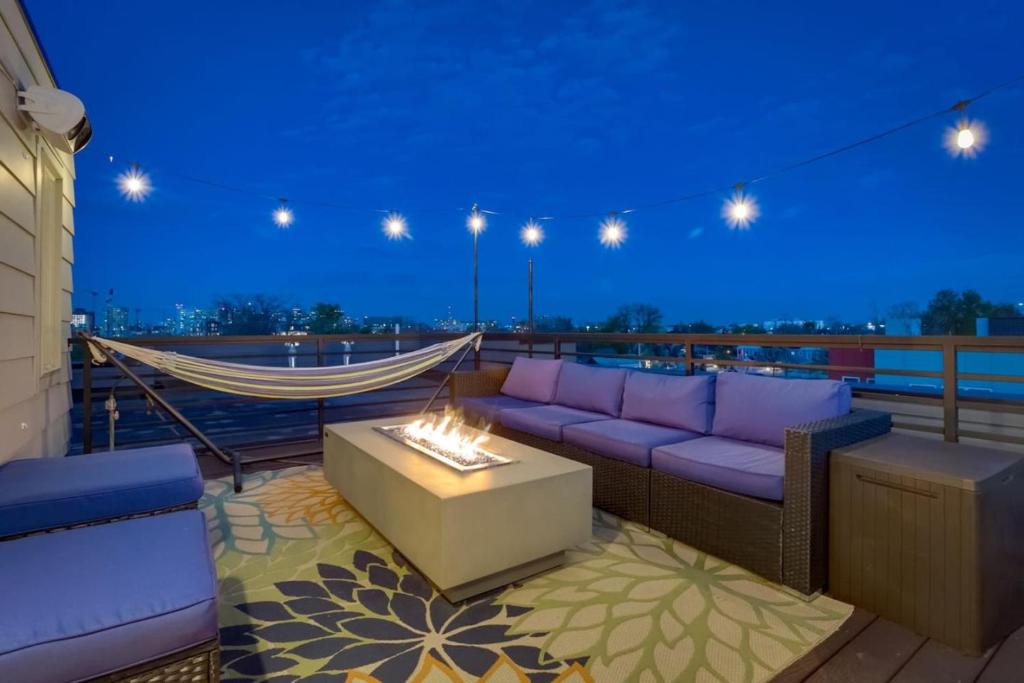 Khu vực ghế ngồi tại Modern And Spacious Townhouse Blocks from Downtown