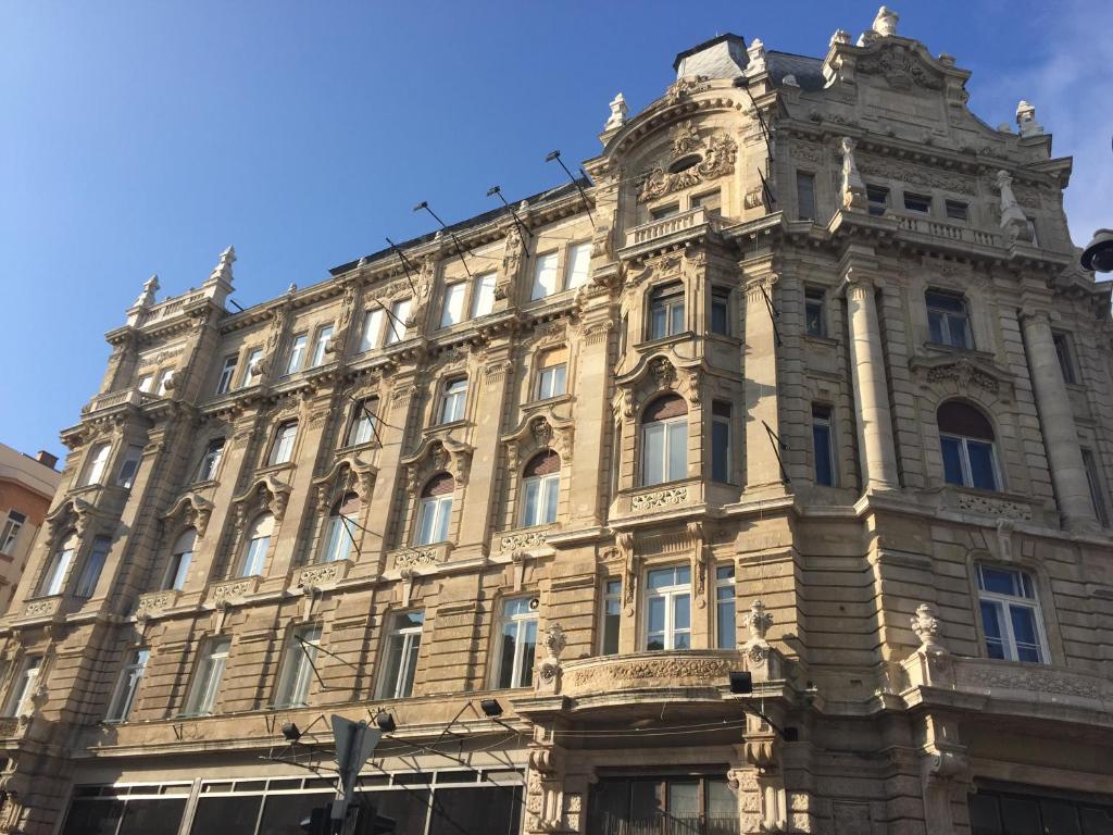 The building in which a hosteleket is located