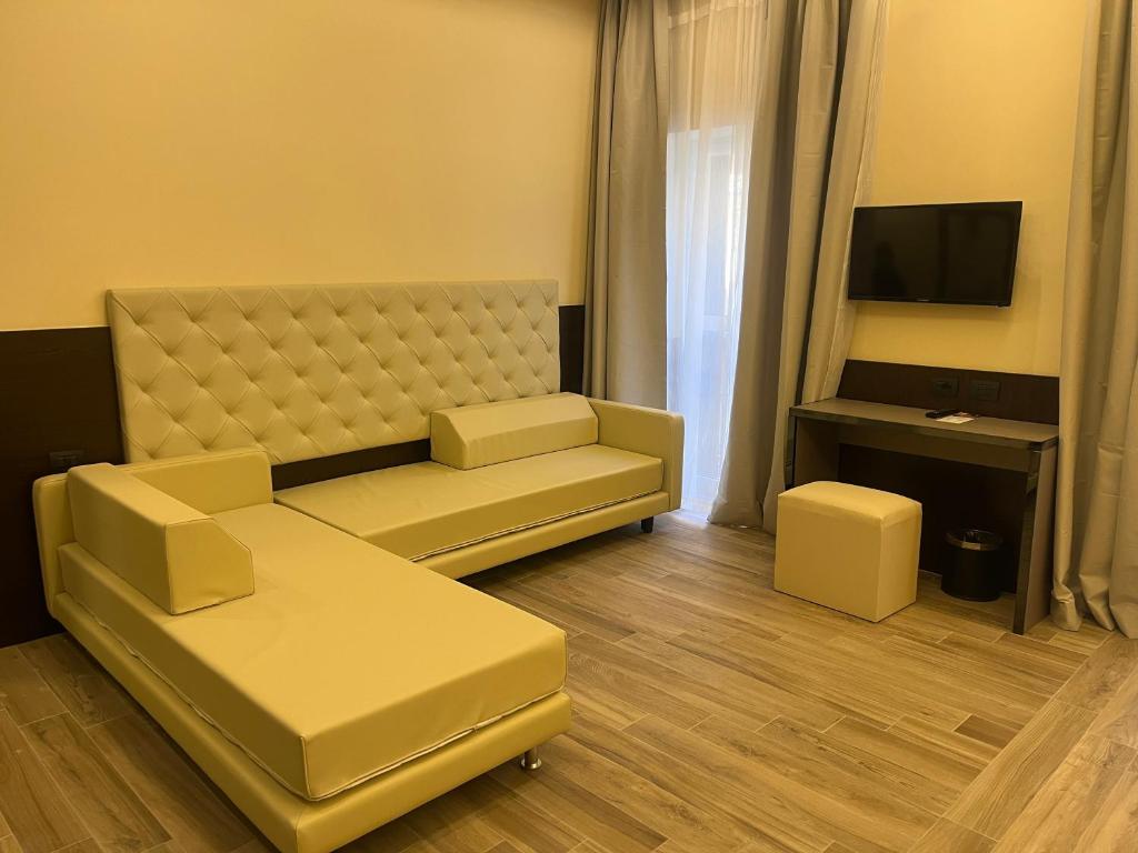 JR Hotels Bocconi Milano - Resim 25