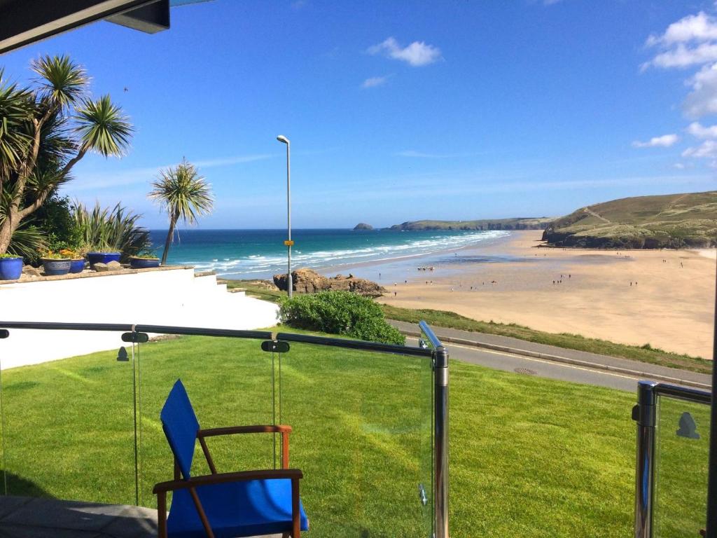 einen Balkon mit Blick auf den Strand in der Unterkunft Ocean View in Perranporth