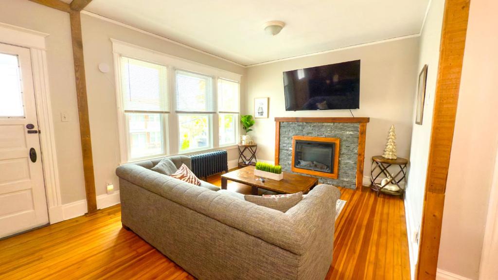 アルバニーにあるThe Rustic Home Albany NY - 3 Bedroom Private Second Floor Apartmentのソファと暖炉のあるリビングルーム