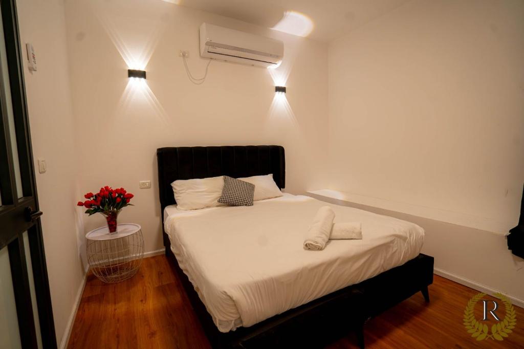 Postel nebo postele na pokoji v ubytování Rich Boutique Hotel