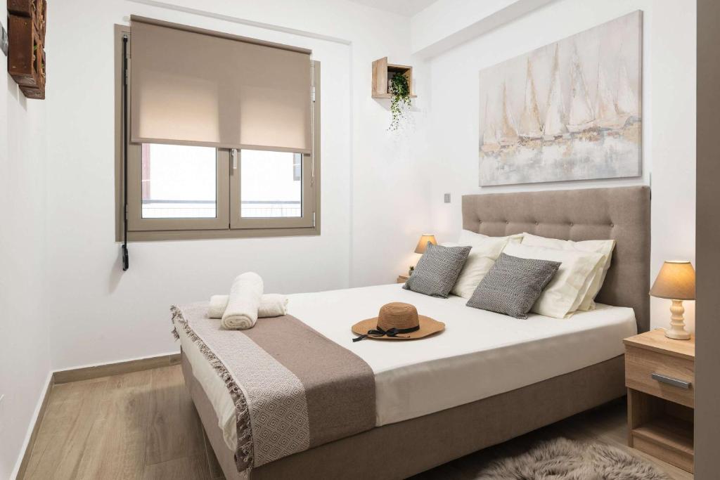 A bed or beds in a room at ModernPastel Apartment - Private Parking,Near the Old Port