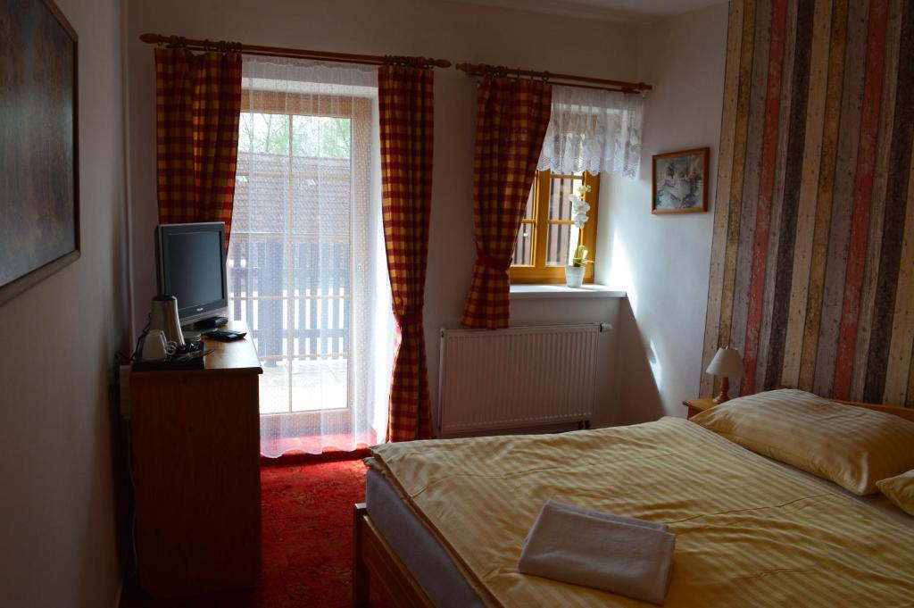 Postel nebo postele na pokoji v ubytování Pension U Kostela