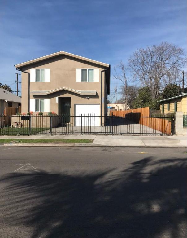 uma casa numa rua com uma cerca em VWM Hostel em Los Angeles