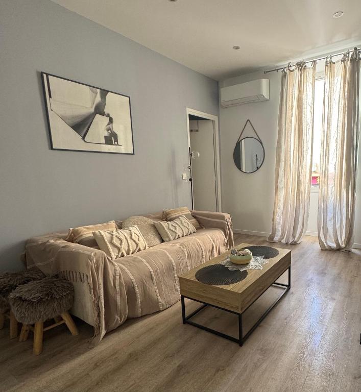 un salon avec un canapé et une table dans l'établissement Cocon Bohème Cannes Croisette-Palais-Plages 200m, à Cannes