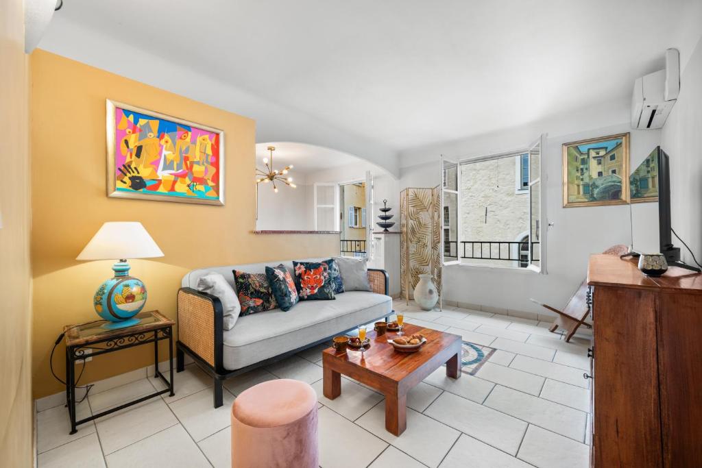 un salon avec un canapé et une table dans l'établissement Rosalba - Vieux Nice, à Nice