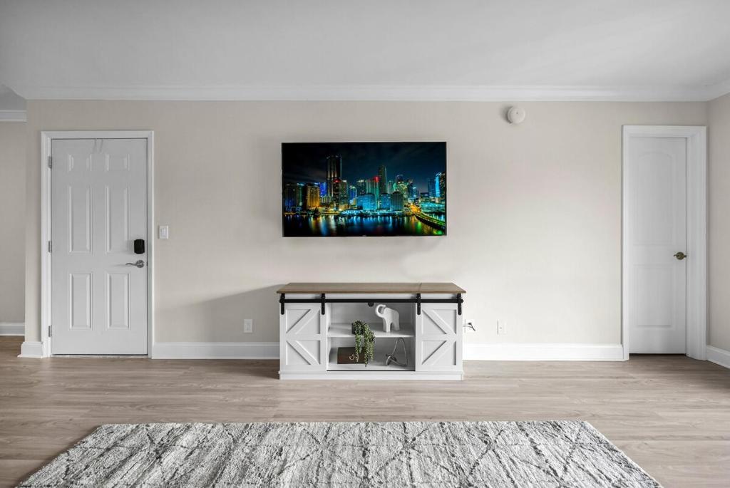 TV a/nebo společenská místnost v ubytování Cozy Boca Raton Getaway Pool BBQ & Serene Lake