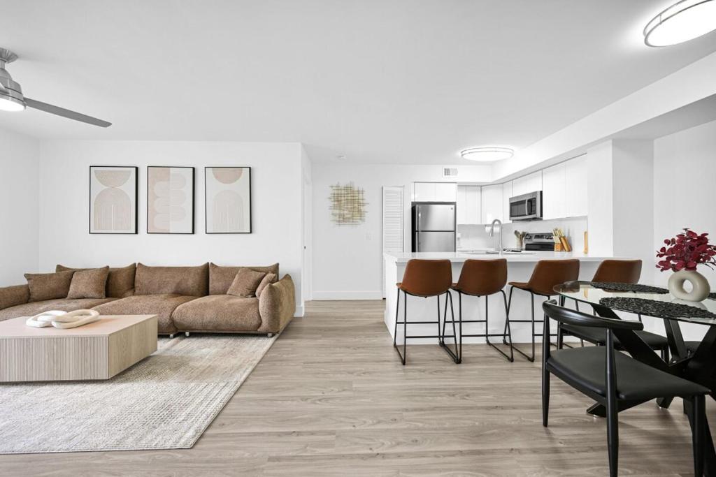 una sala de estar con un sofá y una mesa en Relaxation & Luxury Pool GYM Parking WIFI, en Deerfield Beach