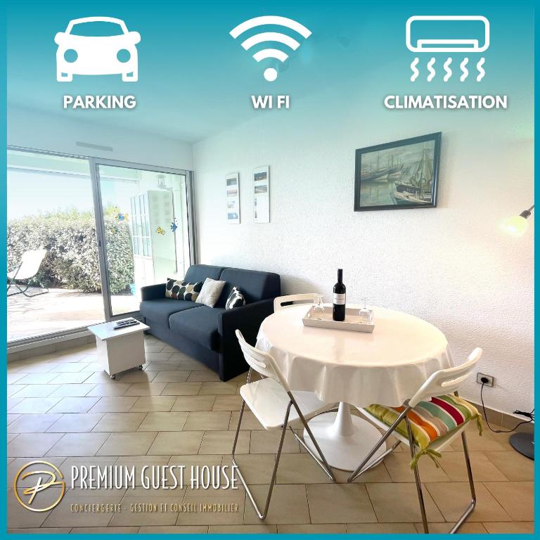 un salon avec un canapé et une table dans l'établissement PGH N26 - Première Ligne, Jardin et Parking Privé, à La Grande Motte