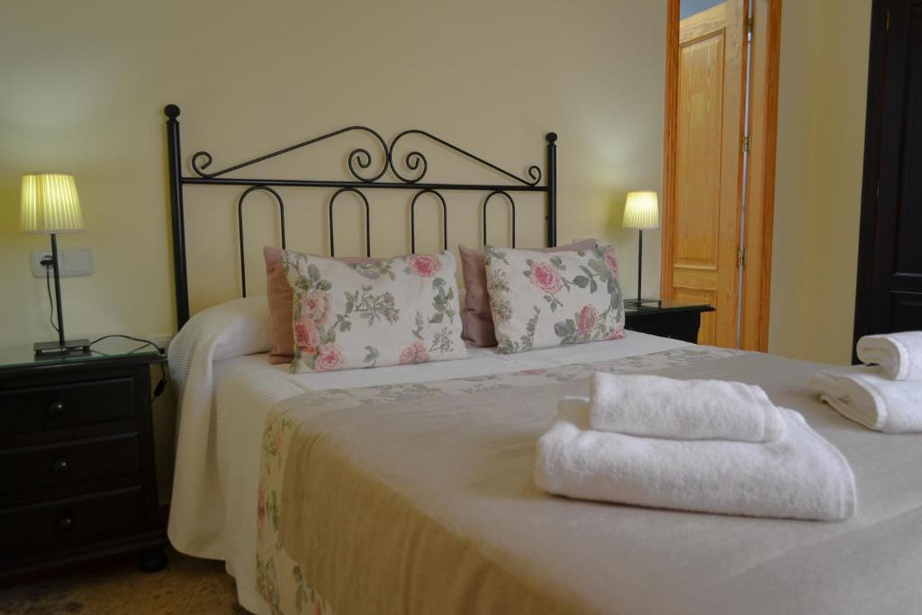 ein Schlafzimmer mit einem Bett mit zwei Handtüchern darauf in der Unterkunft Sunshine Corredera in Córdoba