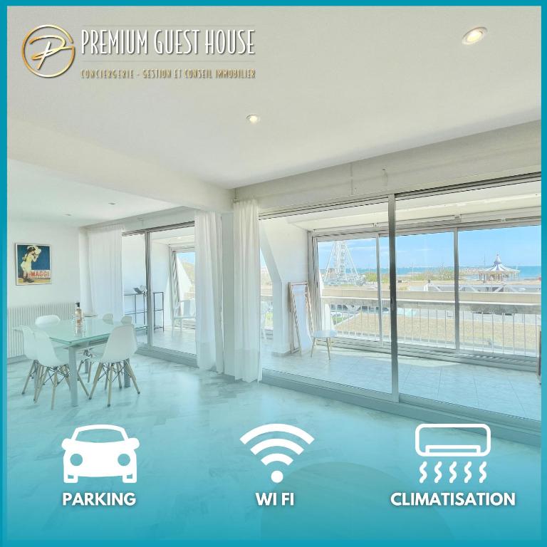 une salle à manger avec vue sur l'océan dans l'établissement PGH N29-à 50m de la Plage, Vue mer, Parking Privé, à La Grande Motte