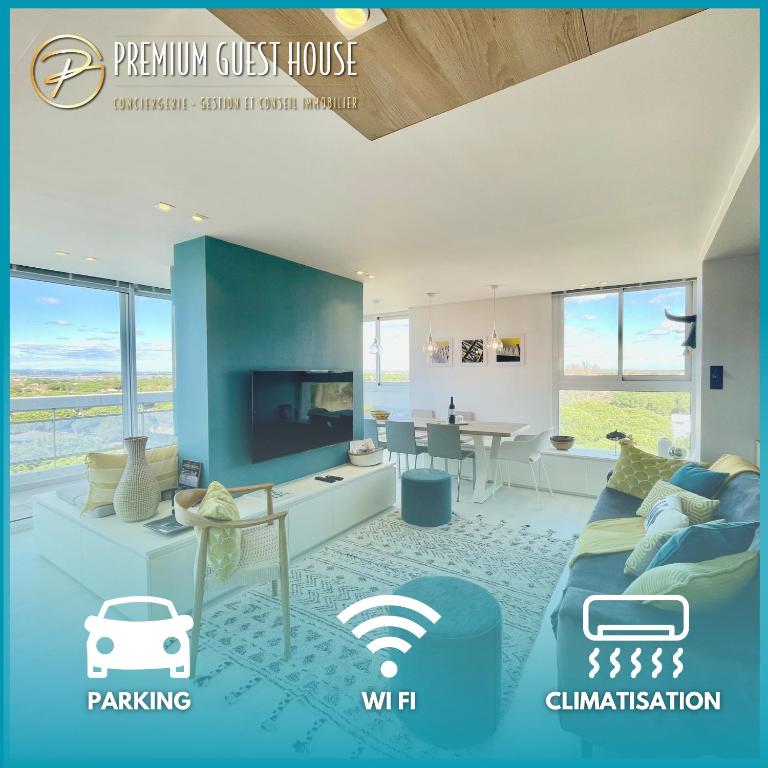 une chambre avec un lit et un salon avec une télévision dans l'établissement PGH N30 - Centre-Ville, Roof-Top & Parking Privé, à La Grande Motte