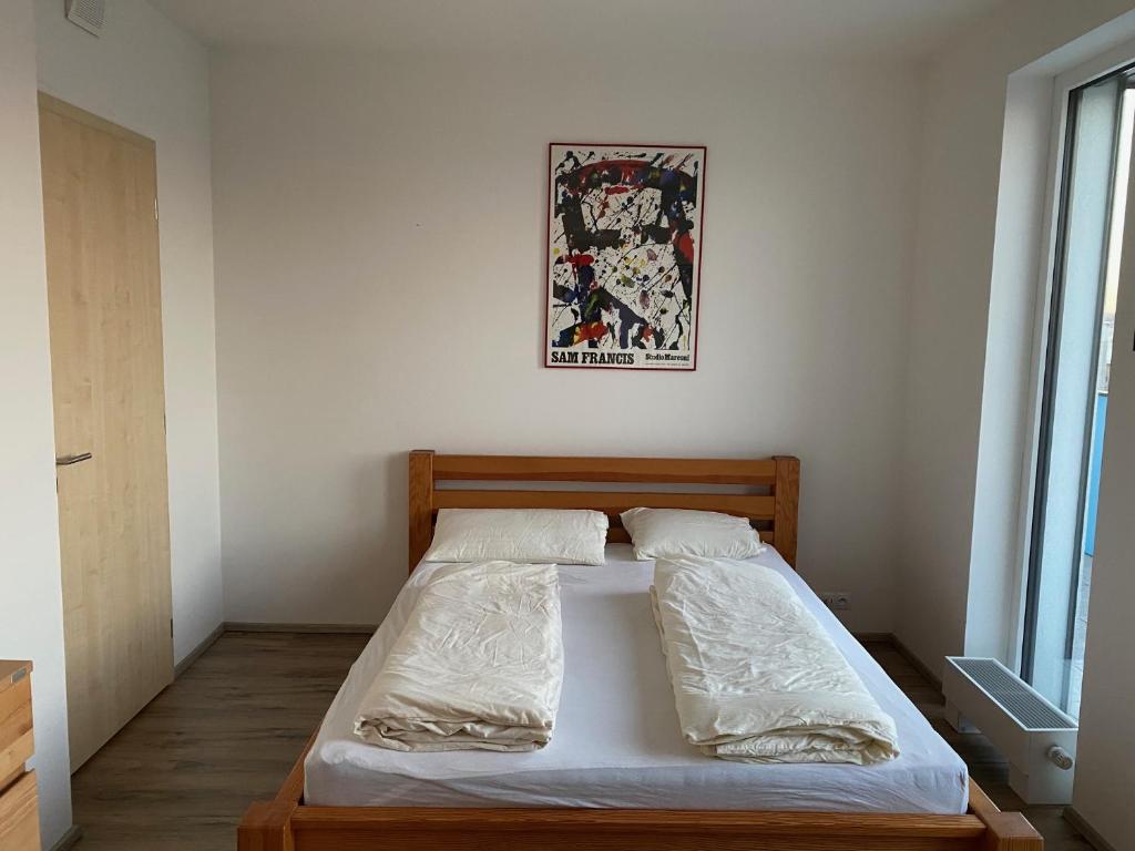 Postel nebo postele na pokoji v ubytování Penthouse mit Balkon in zentraler Lage in Pilsen