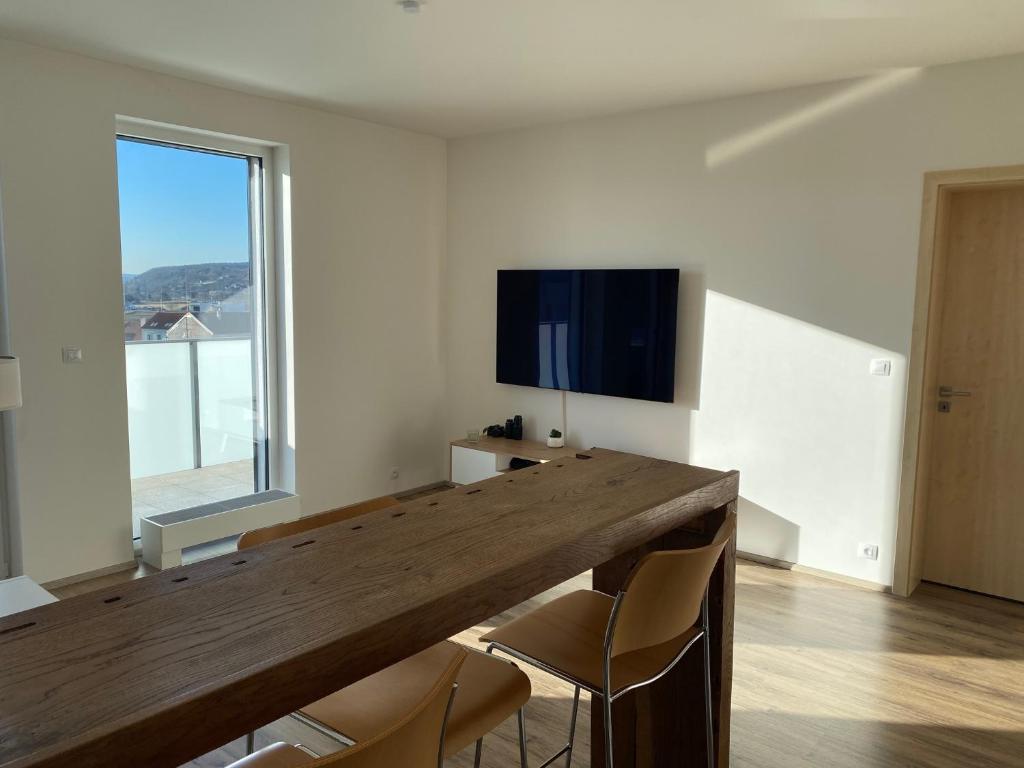 TV a/nebo společenská místnost v ubytování Penthouse mit Balkon in zentraler Lage in Pilsen