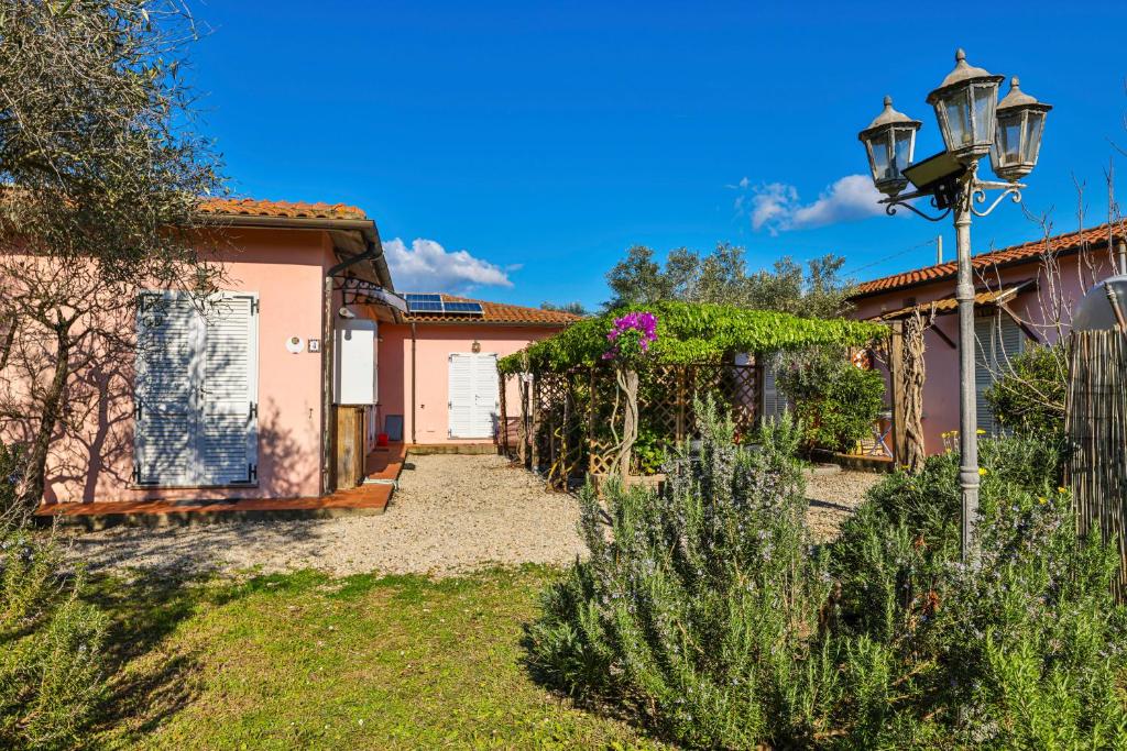 una casa con una farola en un patio en Appartamenti Le Prade - Goelba, en Portoferraio