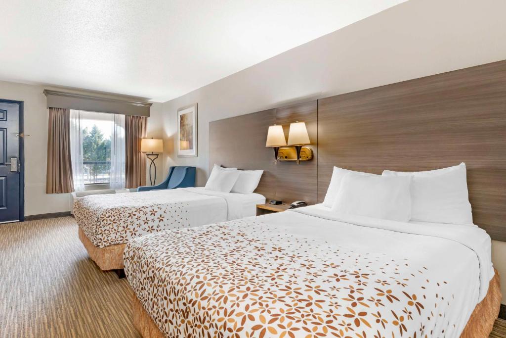 a hotel room with two beds and a window at Best Western Royal Inn in Chattanooga