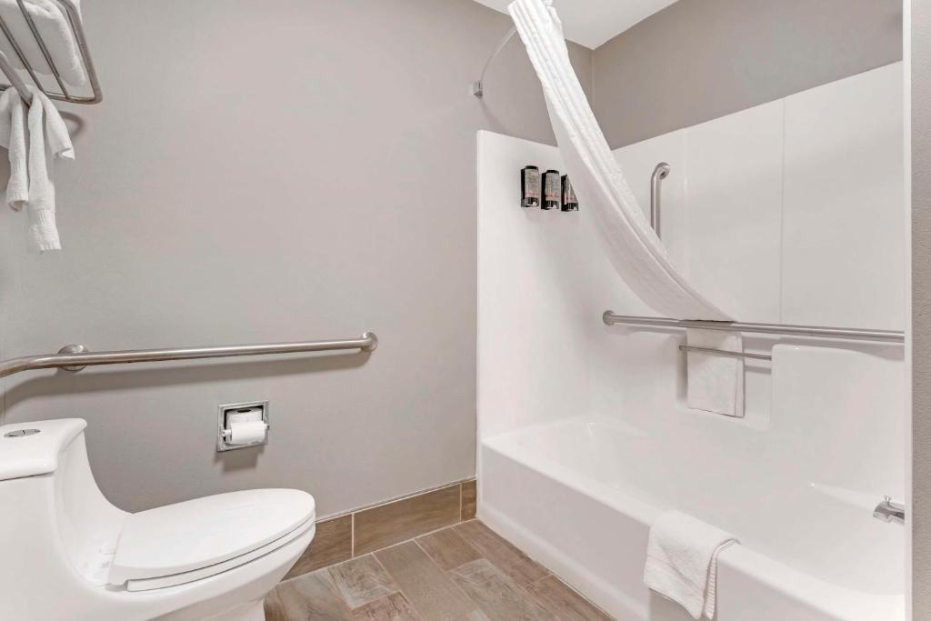 a bathroom with a toilet and a bath tub at Best Western Royal Inn in Chattanooga