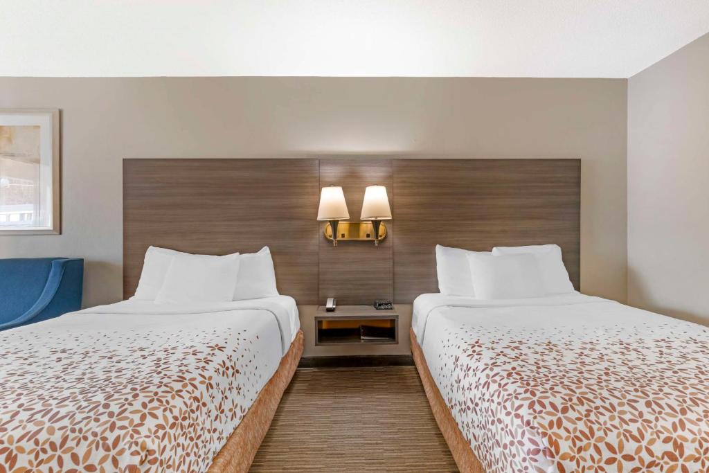 a hotel room with two beds and two lamps at Best Western Royal Inn in Chattanooga