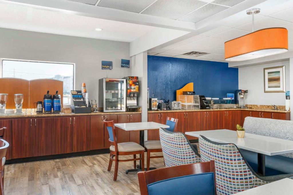a restaurant with tables and chairs and a counter at Best Western Royal Inn in Chattanooga
