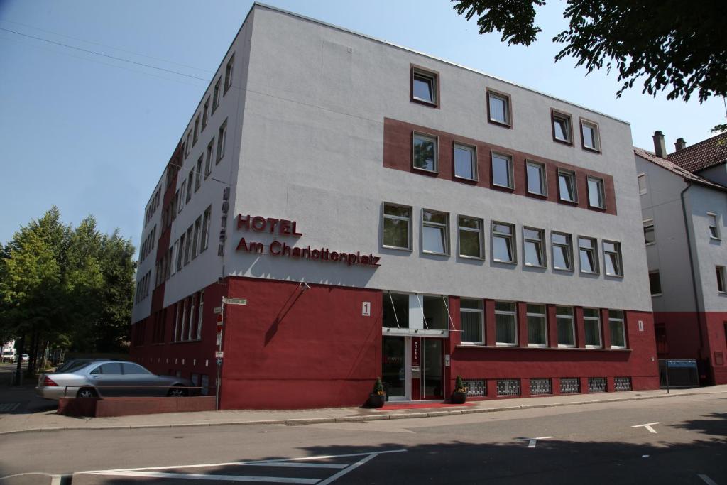 ein Apartmenthaus an der Ecke einer Straße in der Unterkunft Hotel am Charlottenplatz in Esslingen