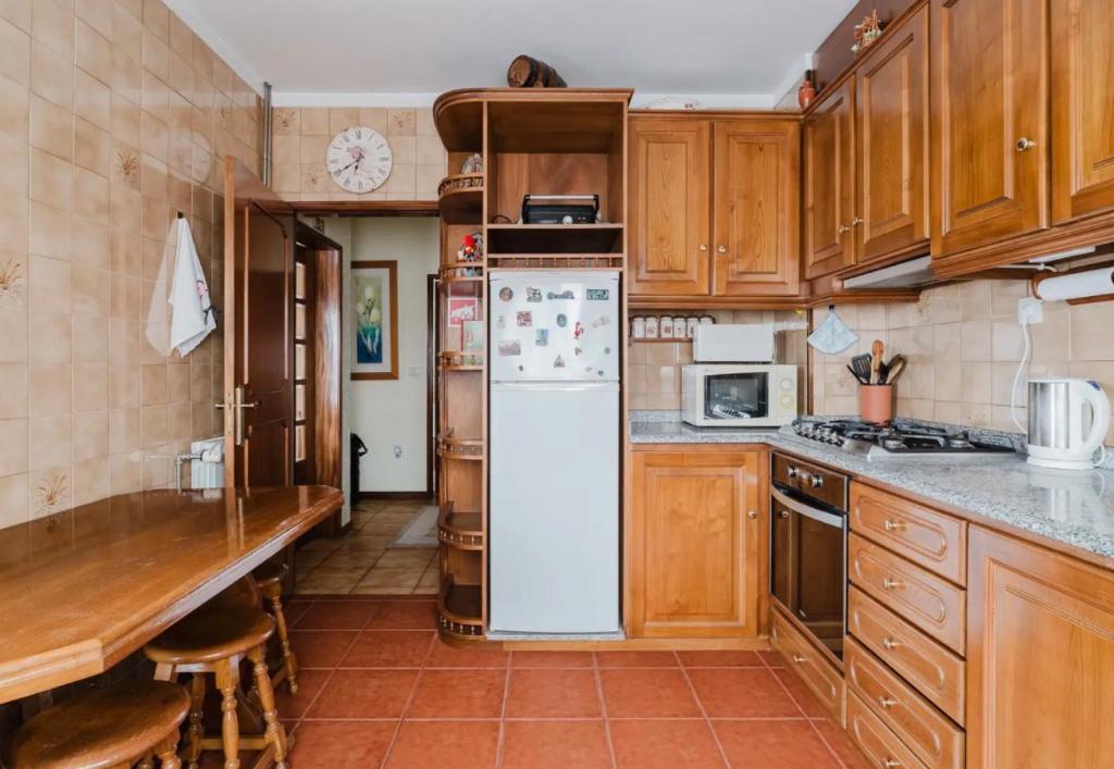 Een keuken of kitchenette bij Quarto duplo com wc privada Apúlia